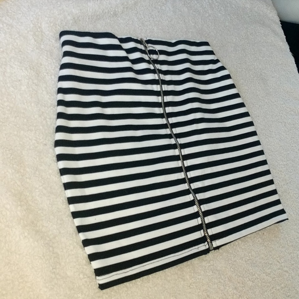 🎈🎈🎈Stripe black and white Mini skirt - Picture 3 of 6